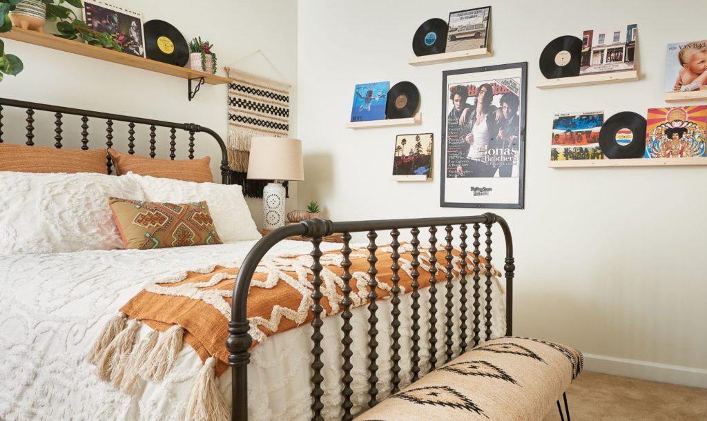 Teen bedroom with musical decor